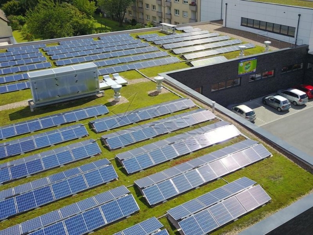 Система крепления наклонной солнечной панели с балластом на крыше